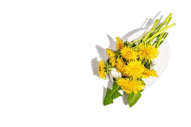 Karahindiba çiçeği buketi beyaz arka planda izole bir şekilde duruyor. İlkbahar konsepti, çiçek desenli festival kartı, sert ışık, koyu gölge, üst manzara.