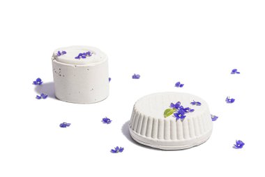 Mavinin yanında moda, beyaz arka planda izole edilmiş çiçekleri değil. İlkbahar konsepti, çiçek unsurları, sert bir ışık, karanlık gölge, seçici odak, yakın çekim