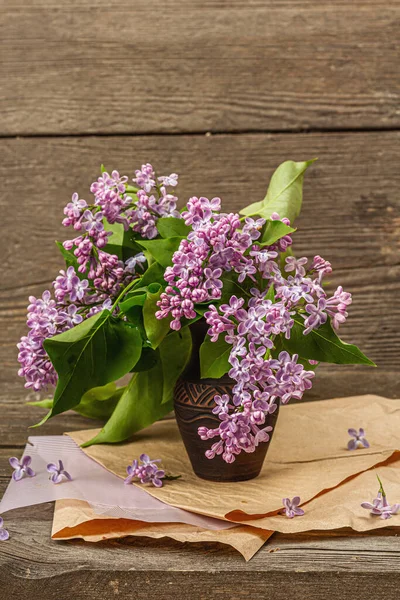 Lilac Blomster Buket Med Grønne Blade Keramisk Vase Natur Objekt - Stock-foto