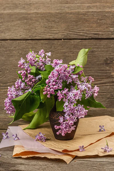 Lilac Blomster Buket Med Grønne Blade Keramisk Vase Natur Objekt - Stock-foto