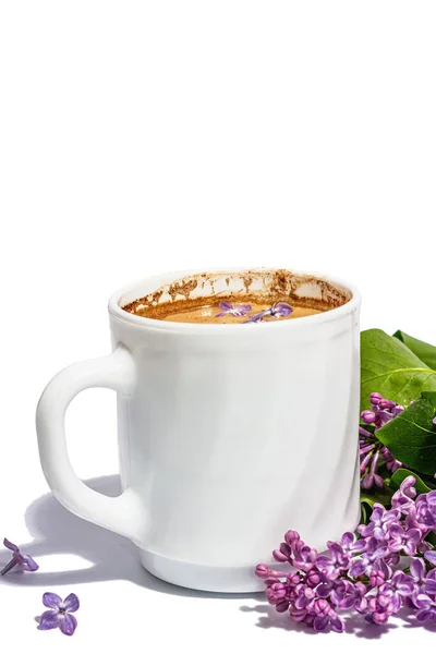 白い背景にコーヒーとライラックの花の花束のカップ 朝食の春のコンセプトは 流行のスタイル 強い光 暗い影 閉じます — ストック写真