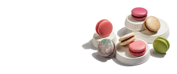 Macarons Franceses Coloridos Diferentes Isolados Fundo Branco Bolinhos Sanduíche Stands — Fotografia de Stock