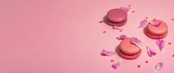 Macarons Com Pétalas Flores Peônias Fundo Rosa Sobremesa Doce Cores — Fotografia de Stock