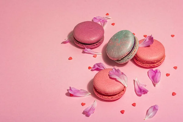 Macarons Avec Pivoines Pétales Fleurs Sur Fond Rose Dessert Sucré — Photo