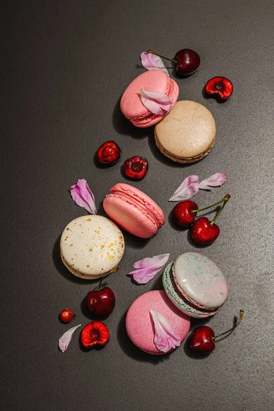 Macarons Avec Pivoines Pétales Fleurs Cerises Mûres Sur Fond Pierre — Photo