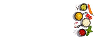 Beyaz arka planda izole edilmiş soslar ve taze sebzeler. Ketçap, hardal, mayonez, wasabi. Baharatlar ve otlar, modaya uygun sert ışık, koyu gölge, afiş biçimi