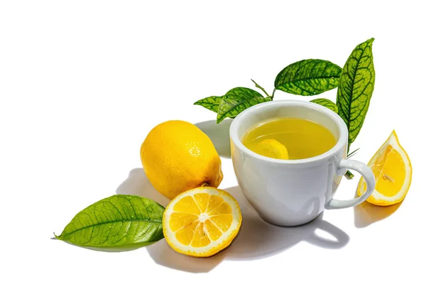 Лимонный Чай Спелыми Фруктами Свежими Листьями Белом Фоне Горячий Напиток — стоковое фото