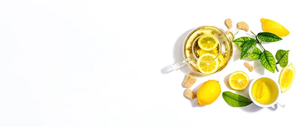 Лимонный Чай Спелыми Фруктами Свежими Листьями Белом Фоне Горячий Напиток — стоковое фото