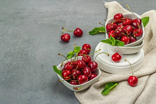 Ripe Sweet Cherries Fresh Mint Leaves Traditional Summer Fruits Trendy — Stockfoto