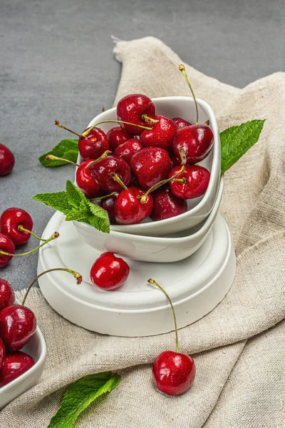 Ripe Sweet Cherries Fresh Mint Leaves Traditional Summer Fruits Trendy — Stock fotografie