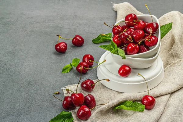 Ripe Sweet Cherries Fresh Mint Leaves Traditional Summer Fruits Trendy — Stockfoto