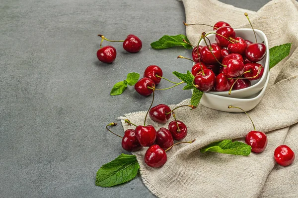 Ripe Sweet Cherries Fresh Mint Leaves Traditional Summer Fruits Trendy —  Fotos de Stock