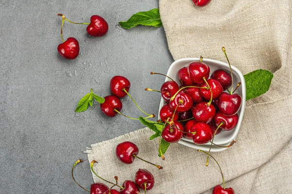 Ripe Sweet Cherries Fresh Mint Leaves Traditional Summer Fruits Trendy — Foto de Stock