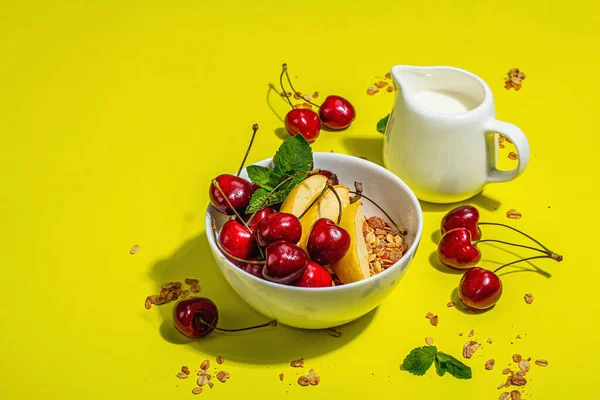 Летний Завтрак Здоровое Утреннее Питание Спелые Вишни Яблоки Молоко Мюсли — стоковое фото