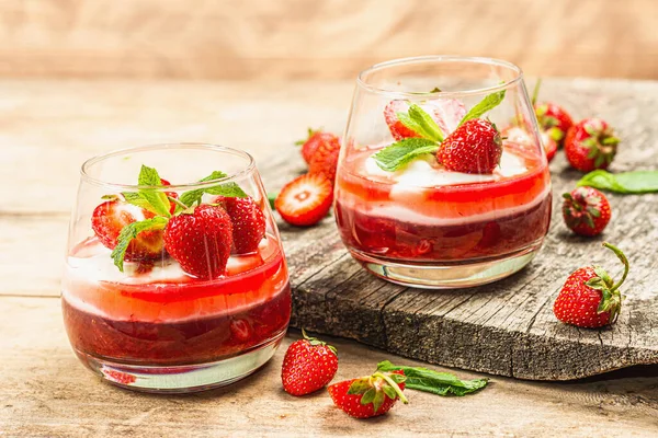 Italian Dessert Panna Cotta Glass Strawberries Healthy Sweet Food Trendy — Fotografia de Stock