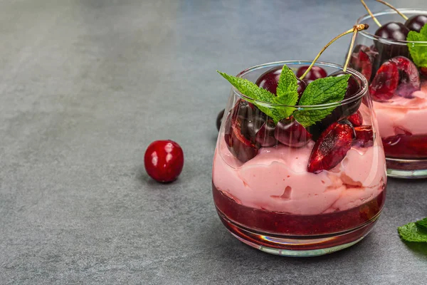 Delicious Italian Dessert Panna Cotta Sweet Cherry Sauce Fresh Berries — стоковое фото
