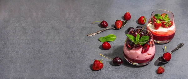 Delicious Italian Dessert Panna Cotta Sweet Cherry Sauce Fresh Strawberries — Stock Photo, Image
