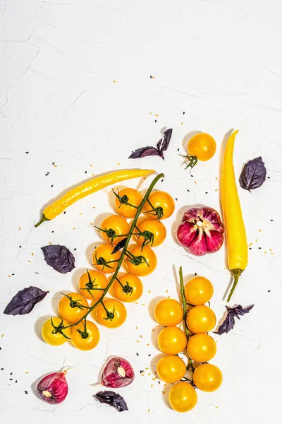 Кулінарний Фон Стиглими Овочами Жовті Помідори Перець Чилі Часник Фіолетовий — стокове фото