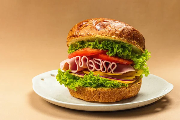 Homemade Burger Ham Fresh Ingredients Ripe Vegetables Fast Food Healthy — Stockfoto