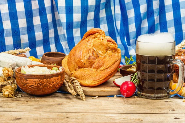 Traditional Oktoberfest Set Pretzels Beer Weisswurst Smoked Pork Knuckle Eisbein — Stock Photo, Image