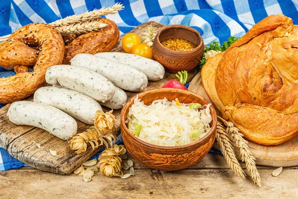 Traditional Oktoberfest Set Pretzels Beer Weisswurst Smoked Pork Knuckle Eisbein — ストック写真