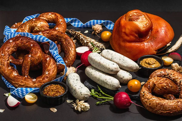 Traditional Oktoberfest Set Pretzels Weisswurst Smoked Pork Knuckle Eisbein Hop — Stock Fotó