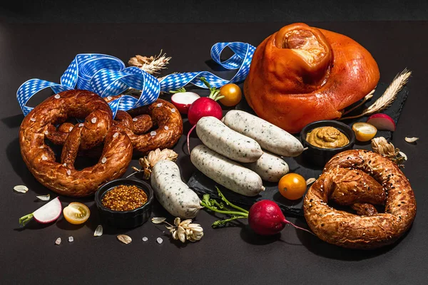 Traditional Oktoberfest Set Pretzels Weisswurst Smoked Pork Knuckle Eisbein Hop — Fotografia de Stock