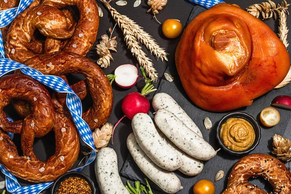 Traditional Oktoberfest Set Pretzels Weisswurst Smoked Pork Knuckle Eisbein Hop — Stockfoto