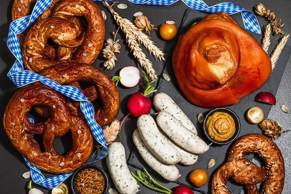 Traditional Oktoberfest Set Pretzels Weisswurst Smoked Pork Knuckle Eisbein Hop — Fotografia de Stock