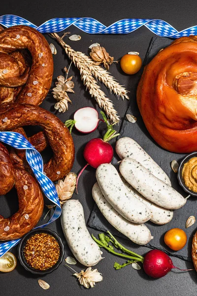 Traditional Oktoberfest Set Pretzels Weisswurst Smoked Pork Knuckle Eisbein Hop — Stock Fotó