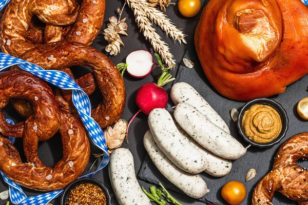 Traditional Oktoberfest Set Pretzels Weisswurst Smoked Pork Knuckle Eisbein Hop — Stock Fotó