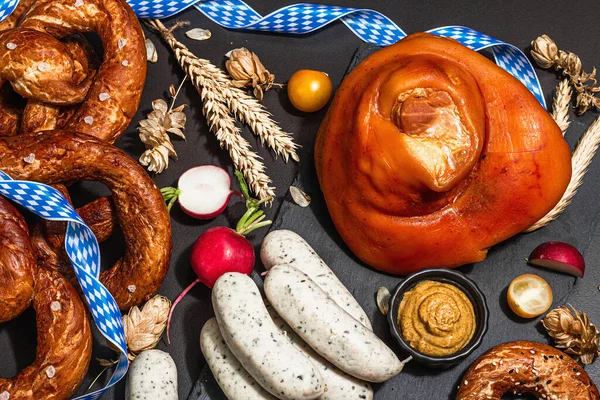 Traditional Oktoberfest Set Pretzels Weisswurst Smoked Pork Knuckle Eisbein Hop — 图库照片