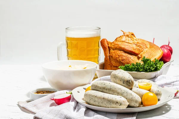 Traditional Oktoberfest Set Beer Weisswurst Smoked Pork Knuckle Eisbein Fermented — Stock Photo, Image