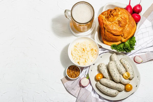 Traditional Oktoberfest Set Beer Weisswurst Smoked Pork Knuckle Eisbein Fermented — стокове фото