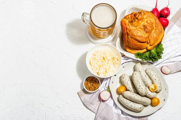 Traditional Oktoberfest Set Beer Weisswurst Smoked Pork Knuckle Eisbein Fermented — Stock Fotó