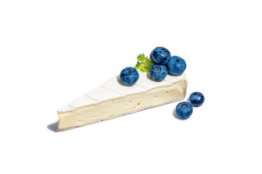 Beyaz arka planda yaban mersinli Camembert peyniri. Peynir tahtası konsepti. Modern sert ışık, karanlık gölge, model, şablon, düz uzanma