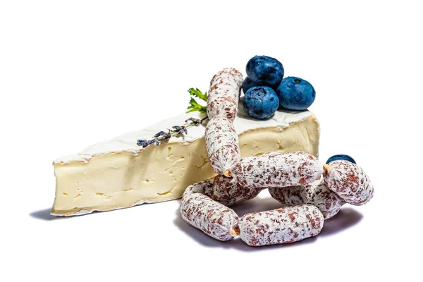 Morceau Camembert Avec Des Bleuets Des Saucisses Avec Des Moisissures — Photo
