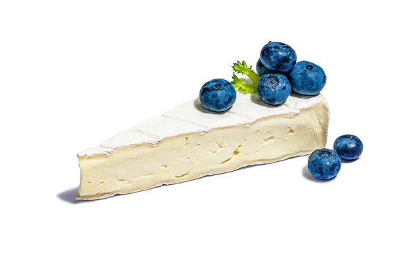 Morceau Camembert Avec Des Bleuets Isolés Sur Fond Blanc Concept — Photo