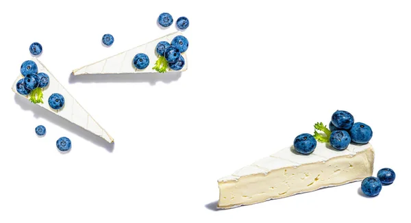 Morceau Camembert Avec Des Bleuets Isolés Sur Fond Blanc Concept — Photo