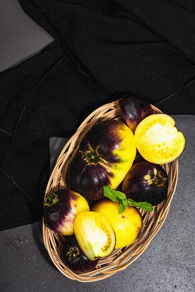 Gelb Violette Tomaten Sorte Primärfarben Einem Weidenkorb Ernte Des Reifen — Stockfoto