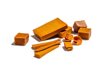 Norveç bruntu beyaz arka planda izole edildi. Sağlıklı yemek ve yemek, kahvaltı için organik malzeme. Geleneksel İskandinav kahverengi peyniri, düz yatış, model, şablon