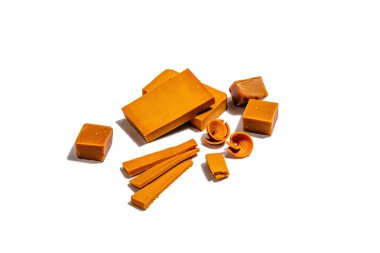 Norveç bruntu beyaz arka planda izole edildi. Sağlıklı yemek ve yemek, kahvaltı için organik malzeme. Geleneksel İskandinav kahverengi peyniri, düz yatış, model, şablon