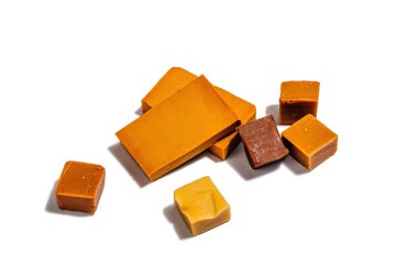 Norveç bruntu beyaz arka planda izole edildi. Sağlıklı yemek ve yemek, kahvaltı için organik malzeme. Geleneksel İskandinav kahverengi peyniri, düz yatış, model, şablon