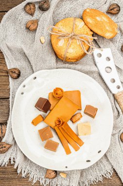 Kurabiye ve fındıklı Norveç kahvaltısı. Sağlıklı yemek ve yemek, kahvaltı için organik malzeme. Geleneksel İskandinav kahverengi peyniri, ahşap arka plan, kırsal tarz, üst manzara