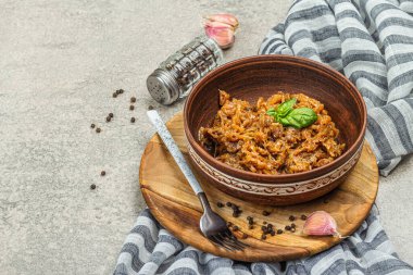 Lahana yahnisi yenmeye hazır. Ev yapımı vejetaryen yemeği. Baharatlar, otlar, taş beton zemin üzerine çatal bıçak takımı, köy tarzı, kopyalama alanı