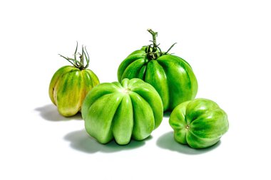 Beyaz arka planda izole edilmiş yeşil kabuklu domatesler. Amerikan ya da Floransalı çeşitleri. Modaya uygun sert bir ışık, karanlık bir gölge, model, şablon, düz uzanma