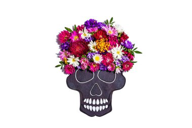 Meksika Ölüler Günü için beyaz üzerinde izole edilmiş kağıt insan kafatası. Renkli geleneksel çiçekler, modern sert ışık, karanlık gölge. Siyah taş beton arka plan