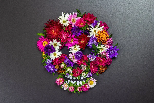 墨西哥的死亡日 Dia Muertos 用传统的花朵制成人头的纸 时尚的强光 黑暗的阴影 黑石混凝土背景 顶视图 — 图库照片