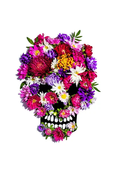 墨西哥死者纪念日的纸制骷髅被白色隔离 五彩缤纷的传统花朵 现代的强光 黑暗的阴影 黑石混凝土背景 — 图库照片
