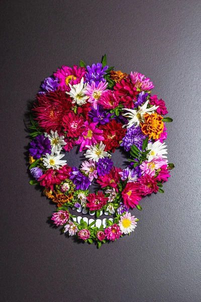 墨西哥的死亡日 Dia Muertos 用传统的花朵制成人头的纸 时尚的强光 黑暗的阴影 黑石混凝土背景 顶视图 — 图库照片